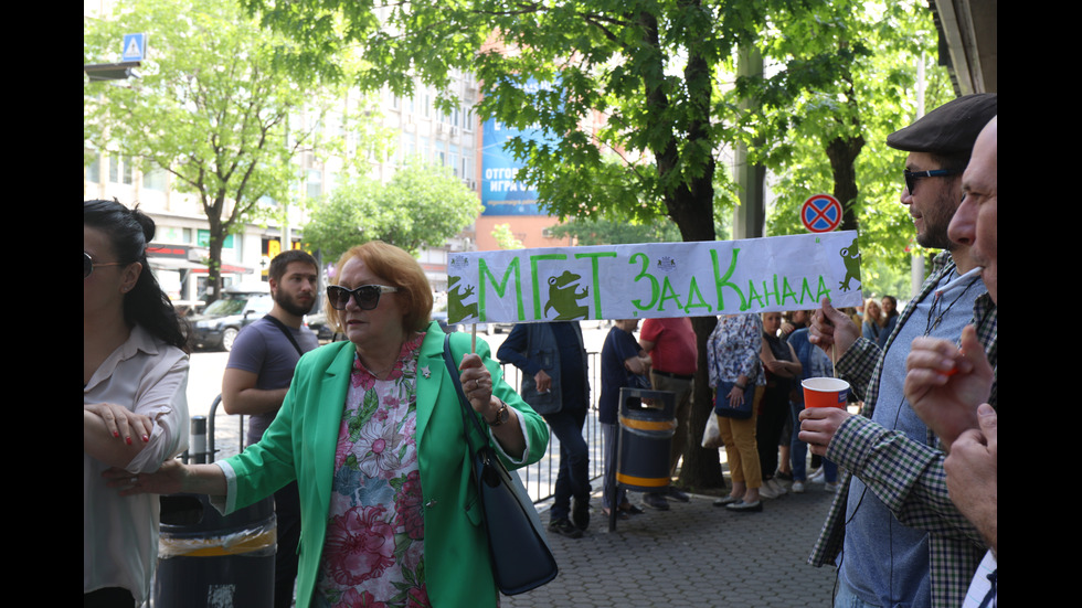 Младежкият театър в София излезе на протест