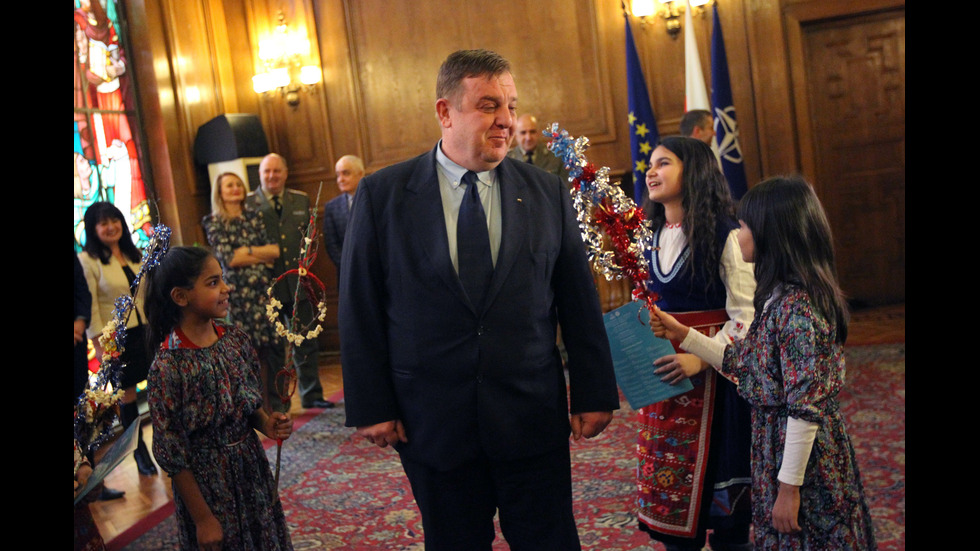 Ученици от ромски произход поздравиха министър Каракачанов с Васильовден