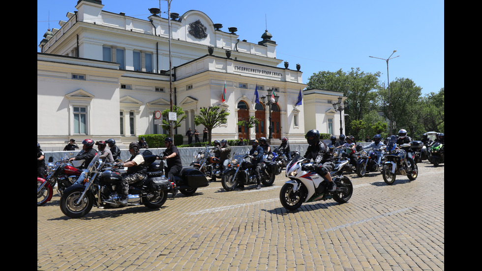 Транспортният министър отиде с мотопед на протеста на мотористите