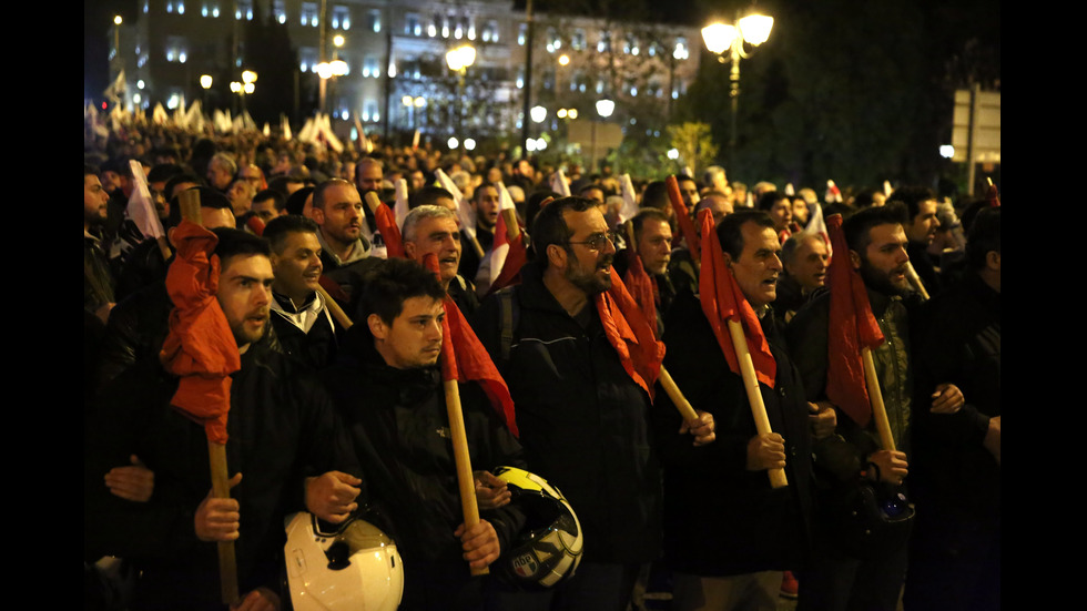 Газ и шокови гранати срещу протестиращи в Атина