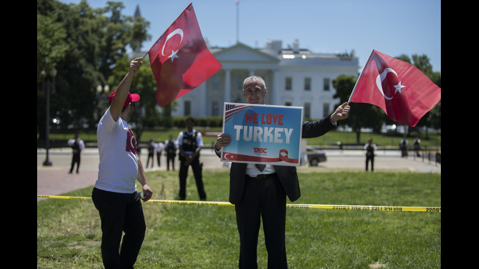 Най-малко 9 души пострадаха при сблъсъци пред турското посолство във Вашингтон