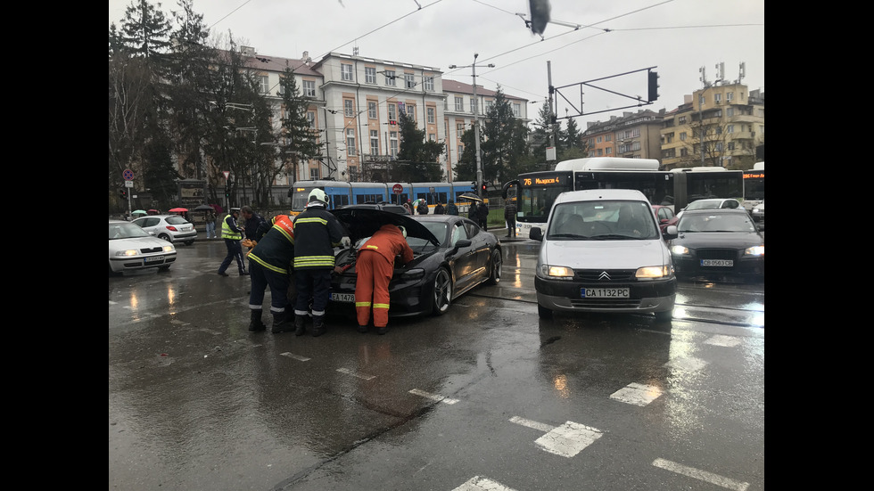 Катастрофа блокира движението в центъра на София