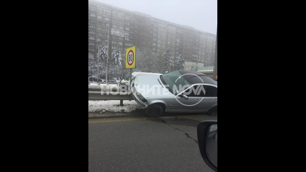 Кола "кацна" на мантинела на "Цариградско шосе", предизвика тапа