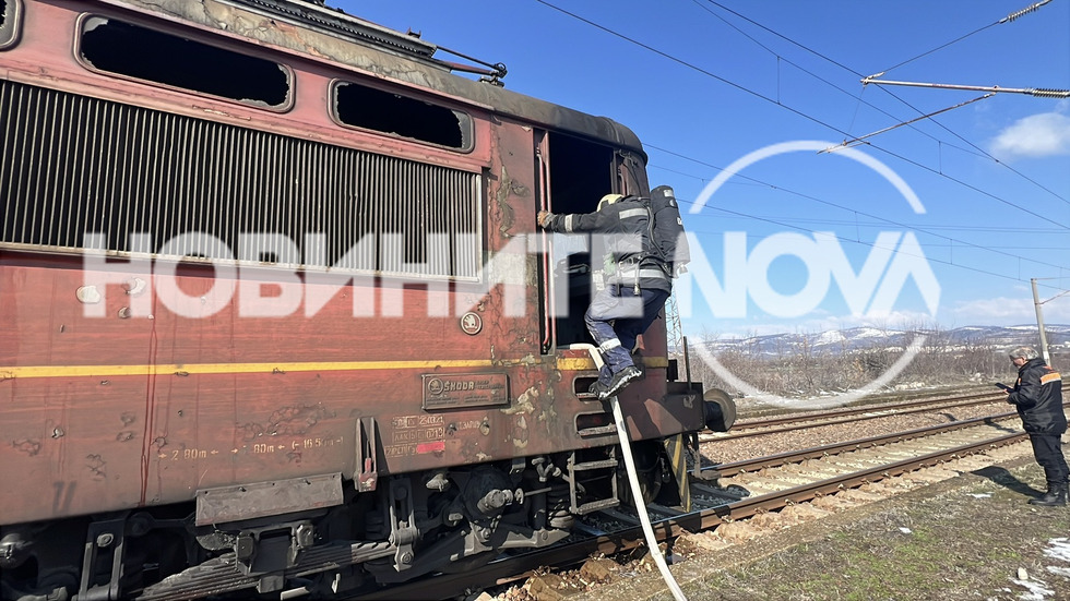 Локомотив се запали на прелез в Старозагорско