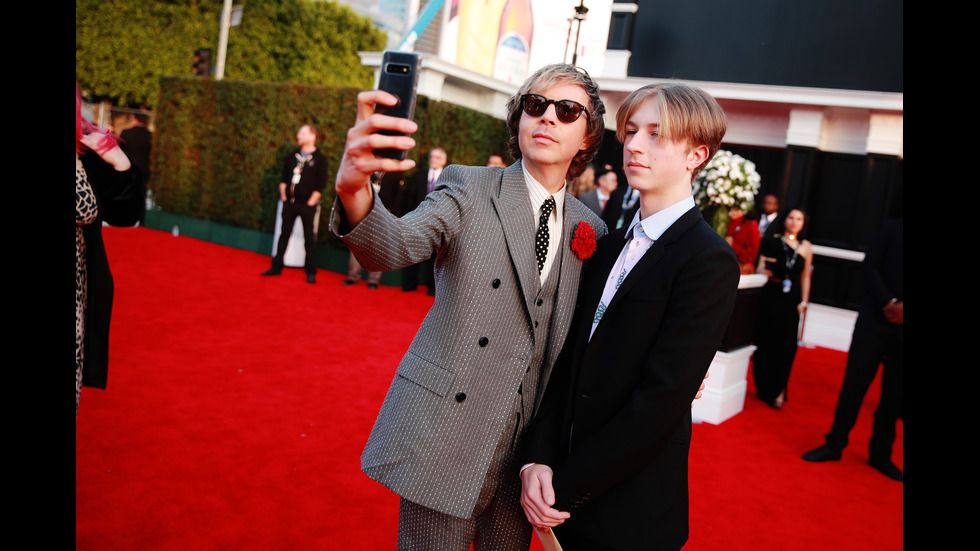 Стил и сексапил завладяха червения килим на наградите „Грами”