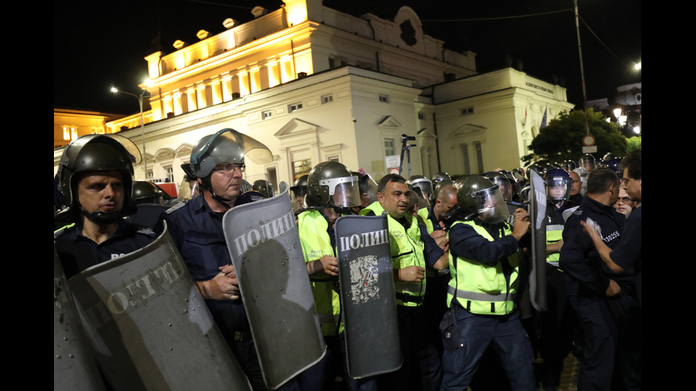 Бомбички, бутилки и павета полетяха към полицаите на протеста в София