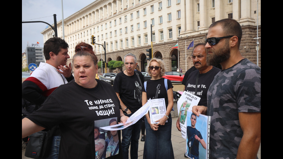 ПОРЕДЕН ПРОТЕСТ: Родители на деца загинали в катастрофи залепиха некролози на входа на парламента