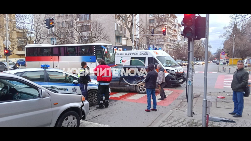 Кола и линейка се удариха в Стара Загора