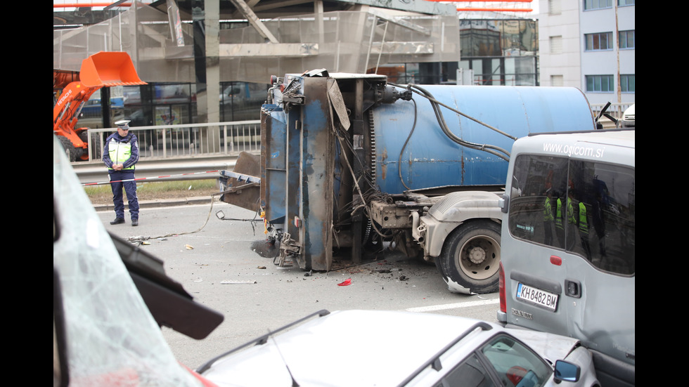 Верижна катастрофа с 10 коли и два тира на Околовръстното в София