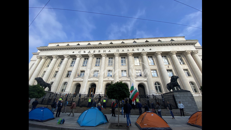 Протестиращи опънаха палатков лагер пред Съдебната палата