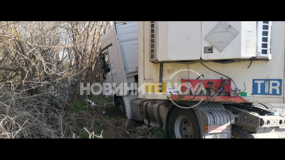 Две коли и тир катастрофираха на пътя Русе-Велико Търново