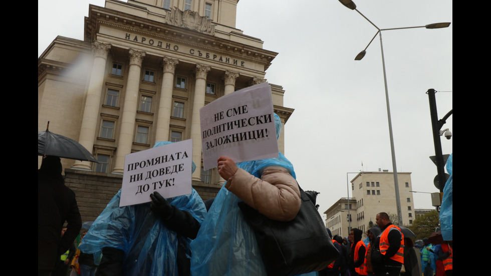 Пътните строители отново на протест, паркираха камиони пред Народното събрание