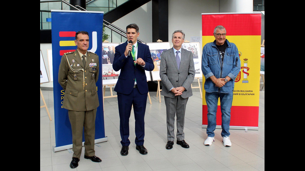 Фотоизложба "България и Испания. 30 години заедно в Антарктида" беше открита на летище София