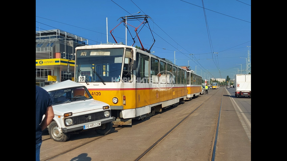 Трамвай удари кола след непозволен обратен завой в София