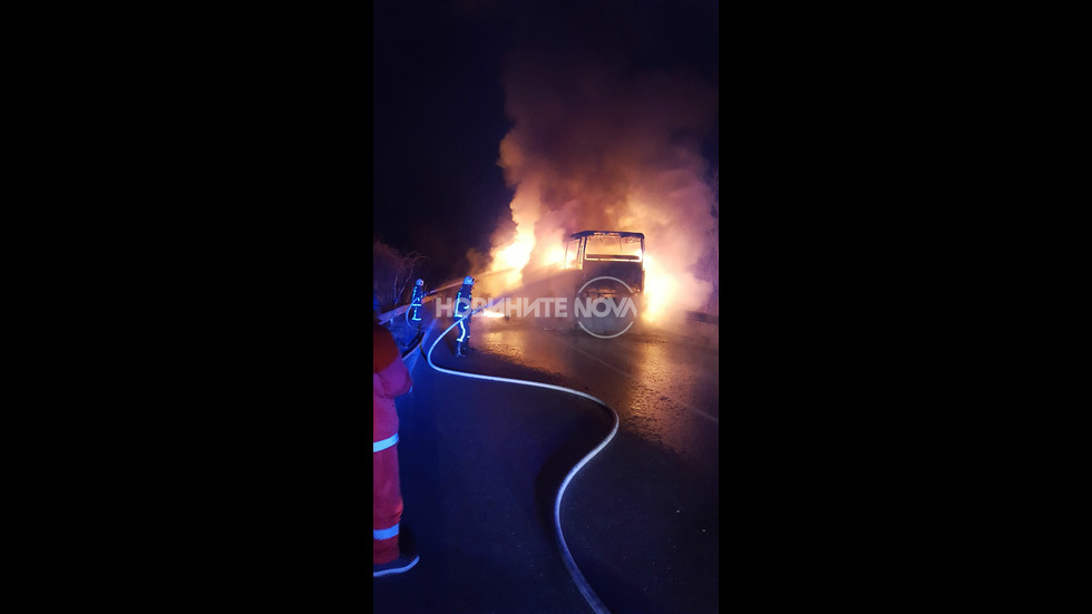 Изгорял автобус затвори пътя Русе - Бяла