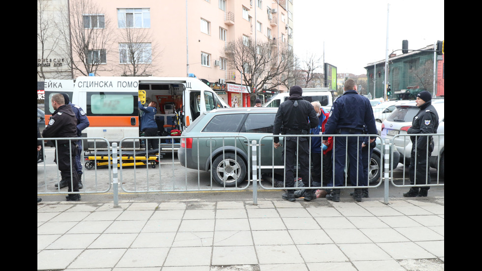 СЛЕД ГОНКА: Патрулка и лек автомобил се удариха в центъра на София