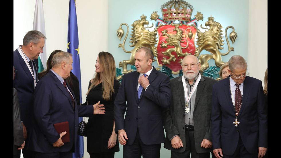 Радев награди с висши държавни отличия шестима изтъкнати българи