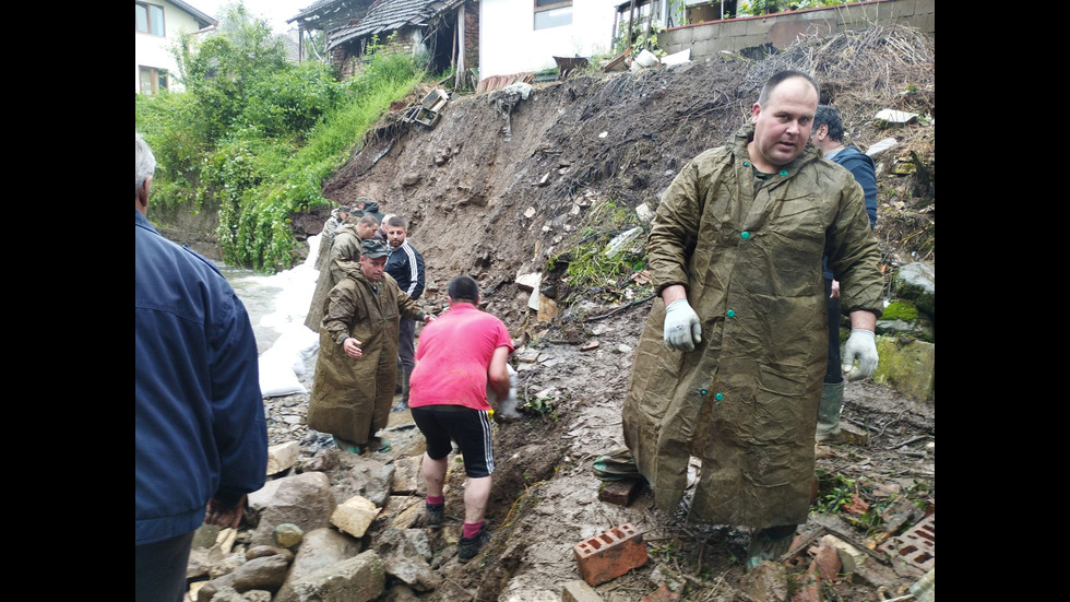 БЕДСТВЕНО ПОЛОЖЕНИЕ: Отнесени коли и разрушени къщи в Берковица и Георги Дамяново