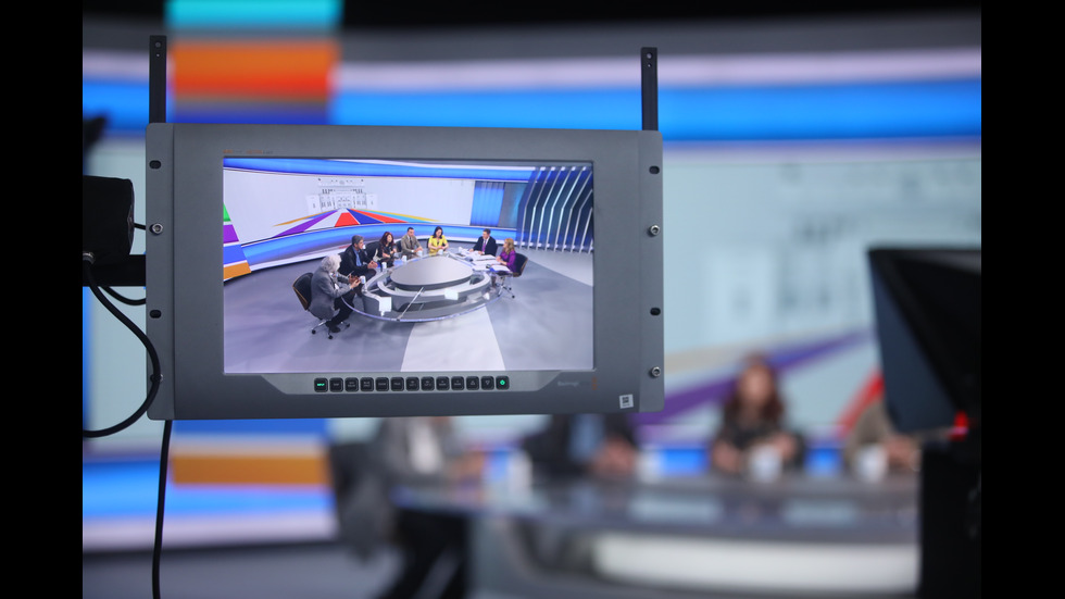 ЗАД КАДЪР: Изборният ден по NOVA В СНИМКИ