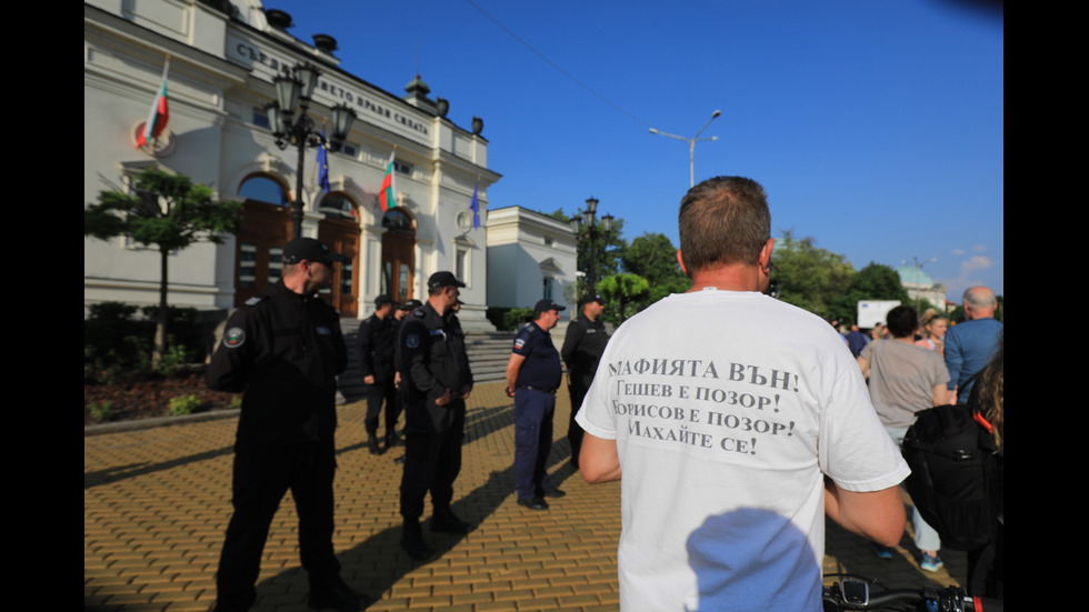 Протест в подкрепа на Никола Минчев пред НС