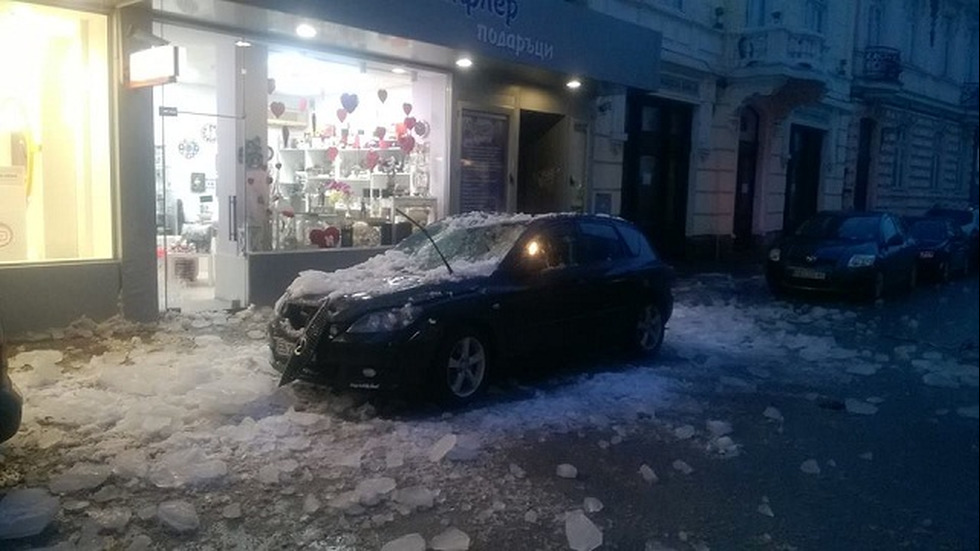 Леден блок от покрива на сграда падна върху кола