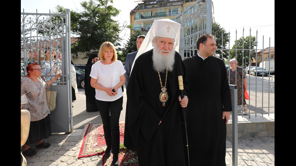 Десетки посрещнаха чудотворната икона на "Света Богородица" в София