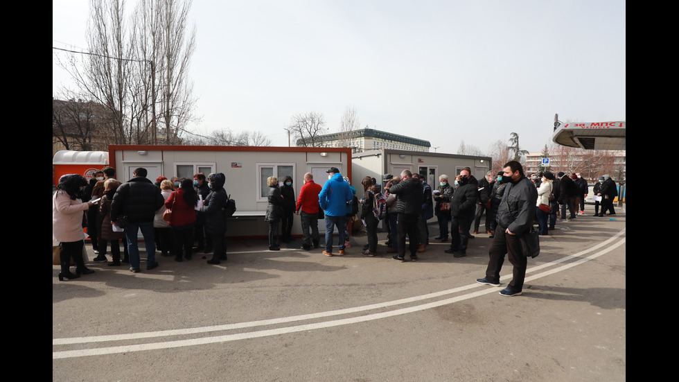 Желаещи да се ваксинират се наредиха на опашка пред „Пирогов”