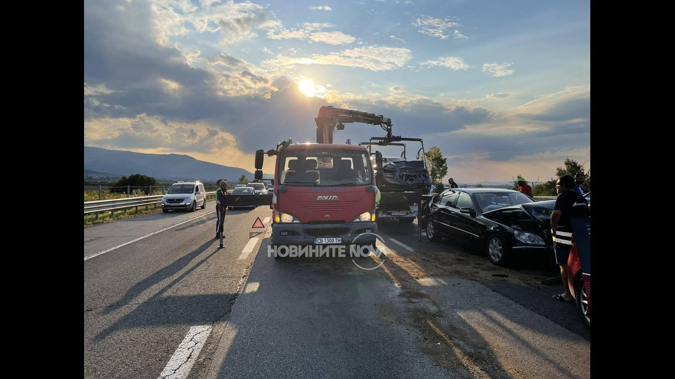 Верижна катастрофа с 10 коли край Нови хан