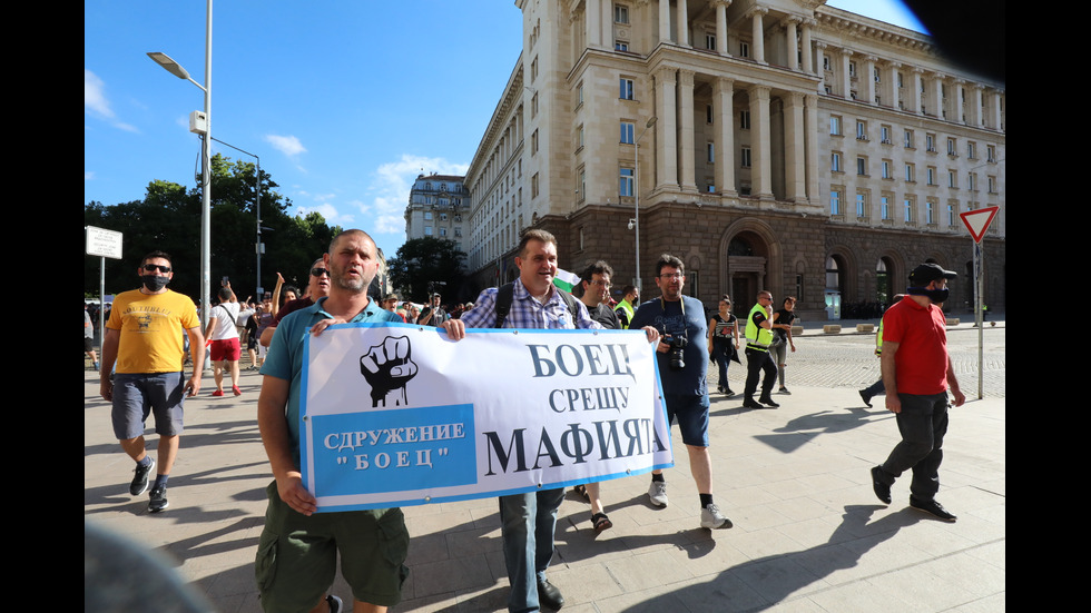 Шестият протест в София започна без напрежение