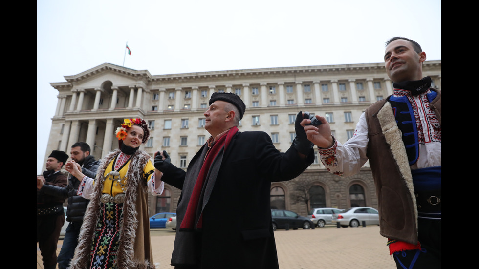 Частни фолклорни ансамбли излязоха на протест