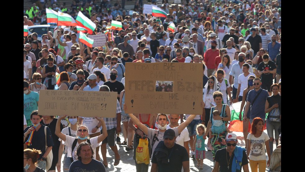 Шестият протест в София започна без напрежение