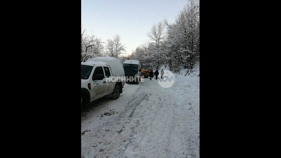 Разпилени дърва на пътя блокираха входа на Велико Търново