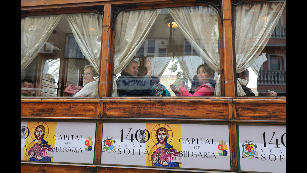 Празничен ретро-трамвай вози децата по повод 140-години София столица на България