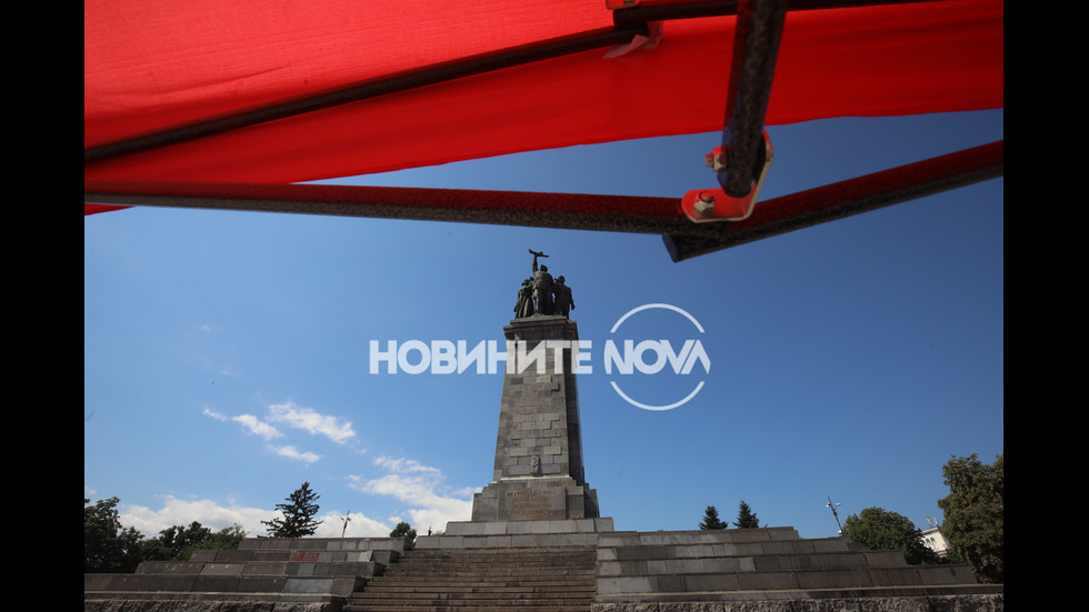 „ЛЕВИЦАТА!“ с палатков лагер срещу премахването на Паметника на Съветската армия
