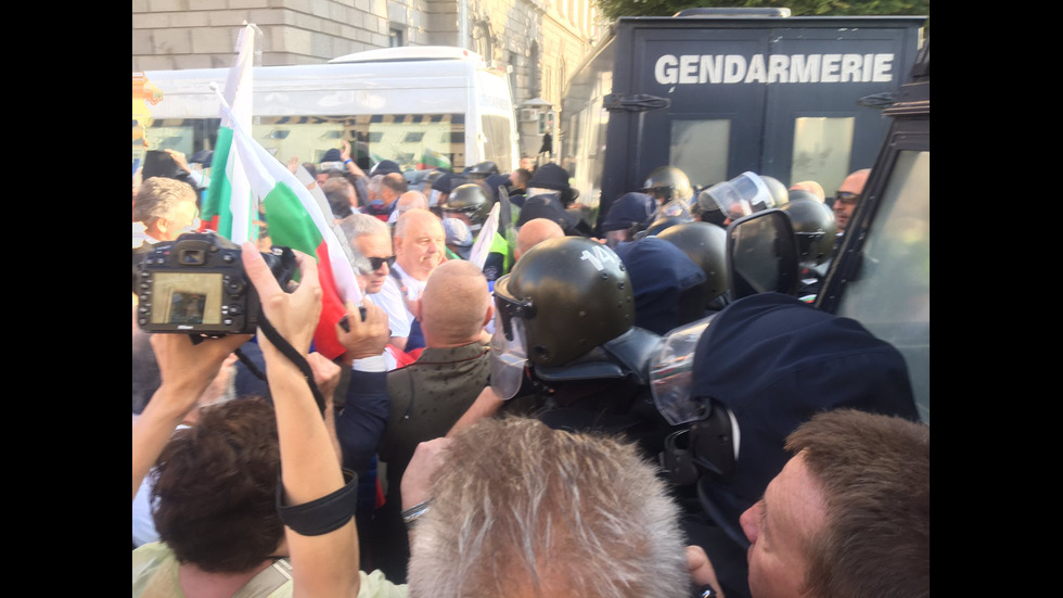 Протест пред парламента