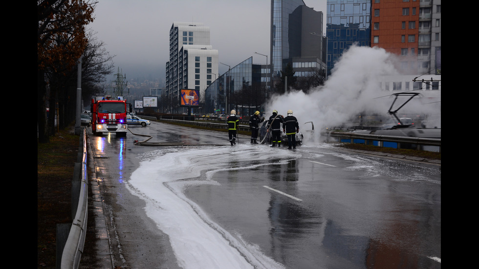 Автомобил се запали и изгоря на бул.България