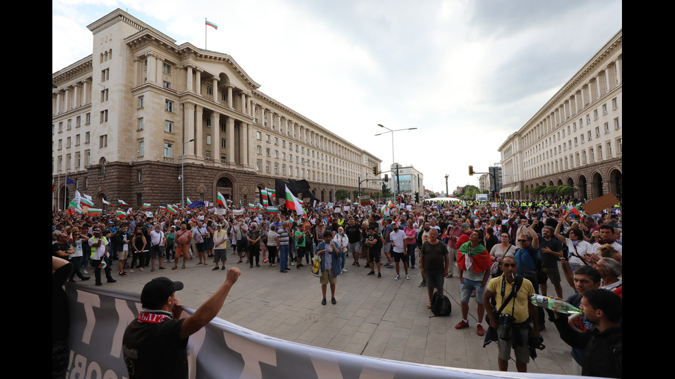 Шестият протест в София започна без напрежение