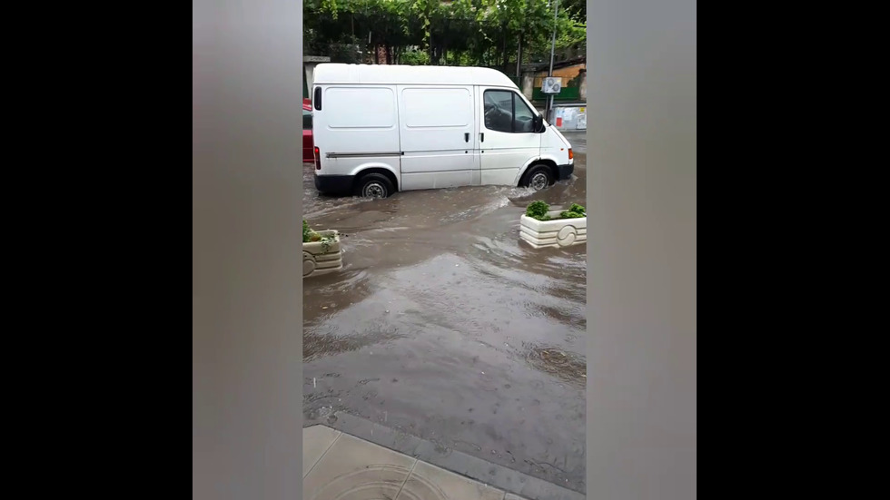 Наводнени улици в Пазаржик