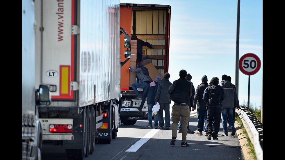 От две години мигранти нападат камиони край Кале