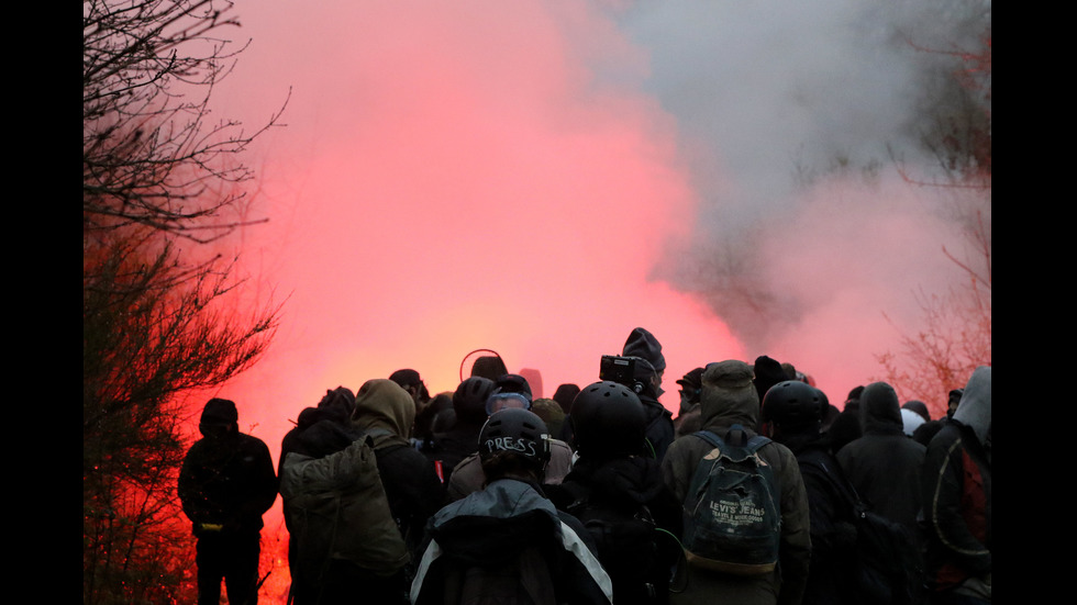 БЕЗРЕДИЦИ: Френската полиция се сблъска с екоактивисти и анархисти