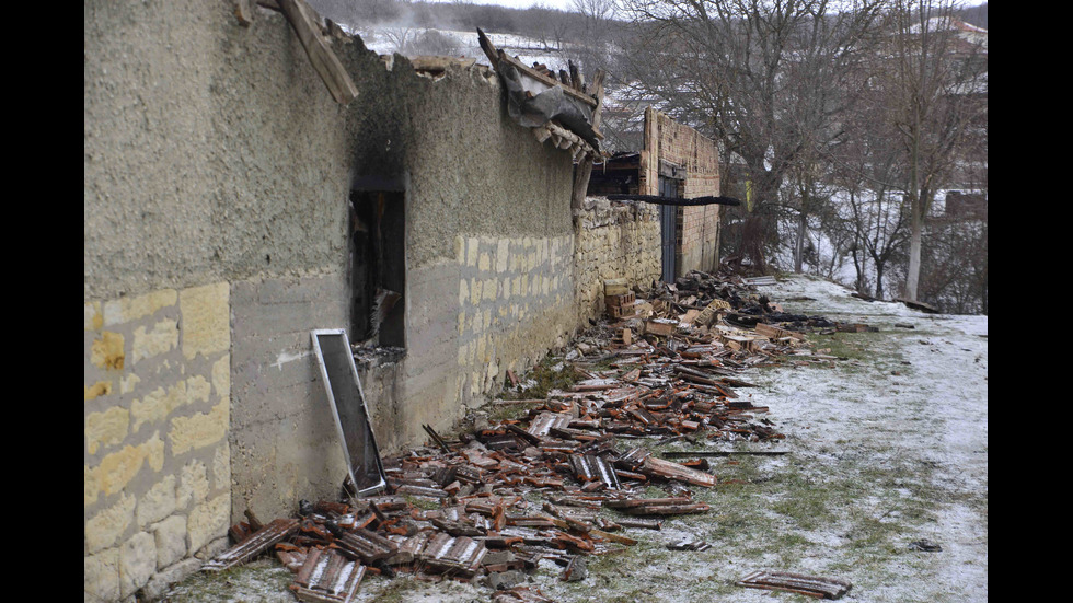 Баба, дядо и внук пострадаха при пожар