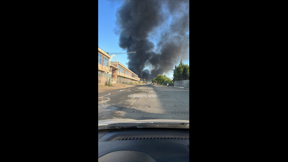 Пожар в депо за строителни отпадъци в Бургас