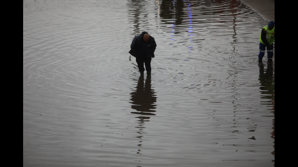 Наводнено кръстовище спря движението на няколко трамвайни линии в София
