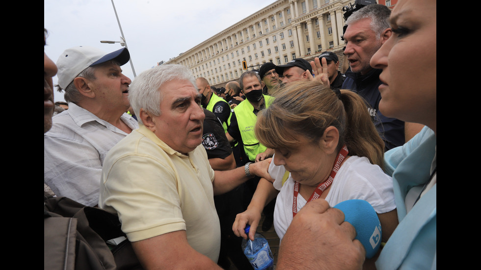 Протестиращи блокираха за кратко площад „Независимост”