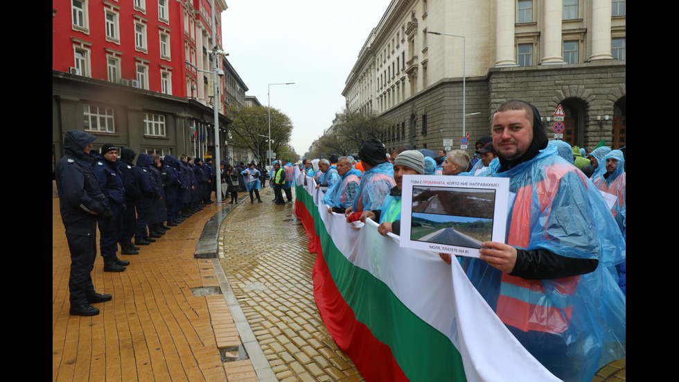 Пътните строители отново на протест, паркираха камиони пред Народното събрание