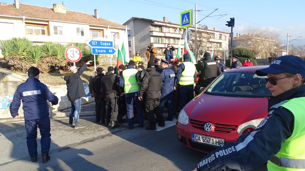 Протест блокира главен път Е-79