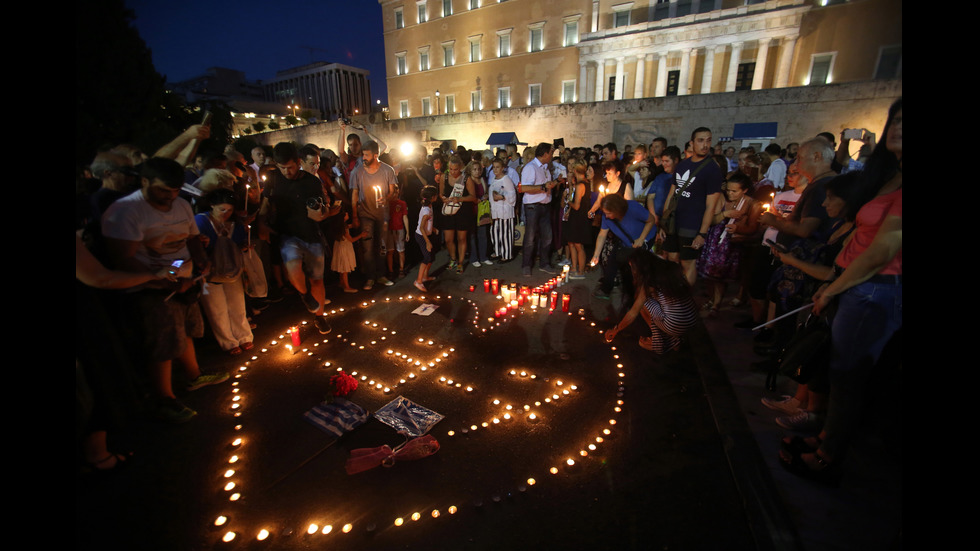 Бдение в памет на жертвите от пожарите в Атина