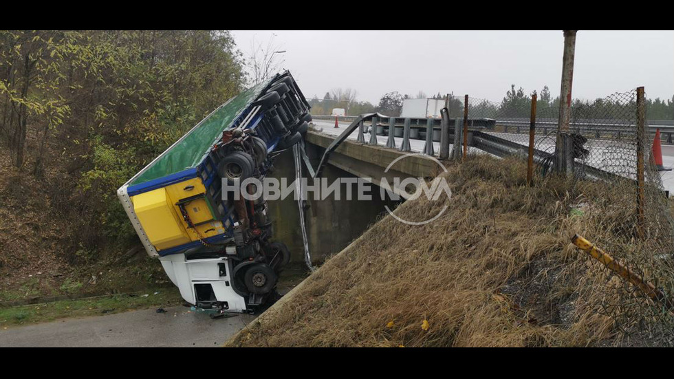 Тир се преобърна на магистрала „Тракия”