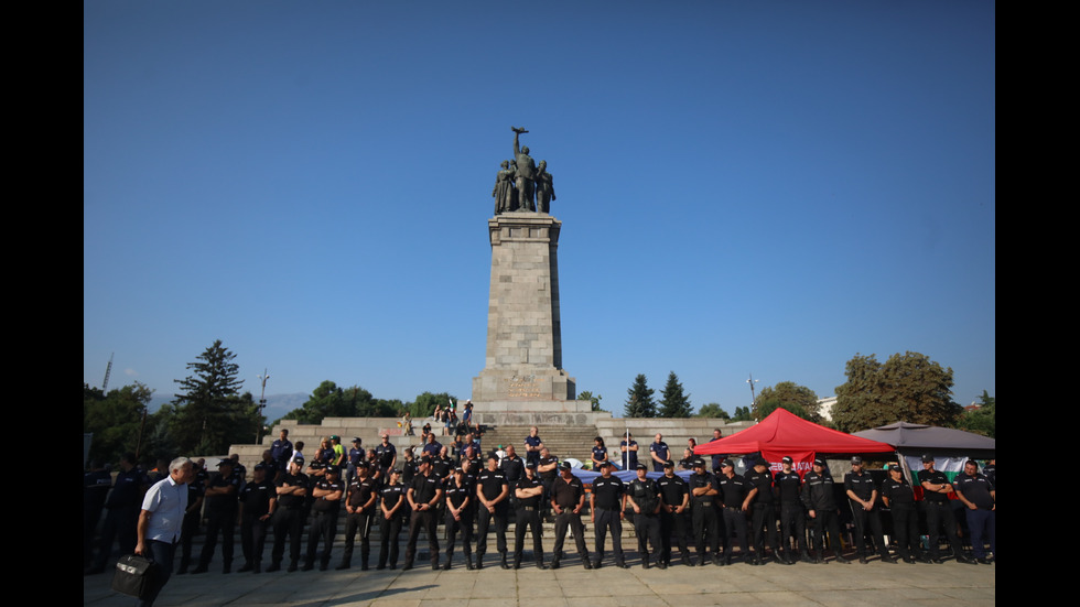 Засилено полицейско присъствие край Паметника на Съветската армия в София