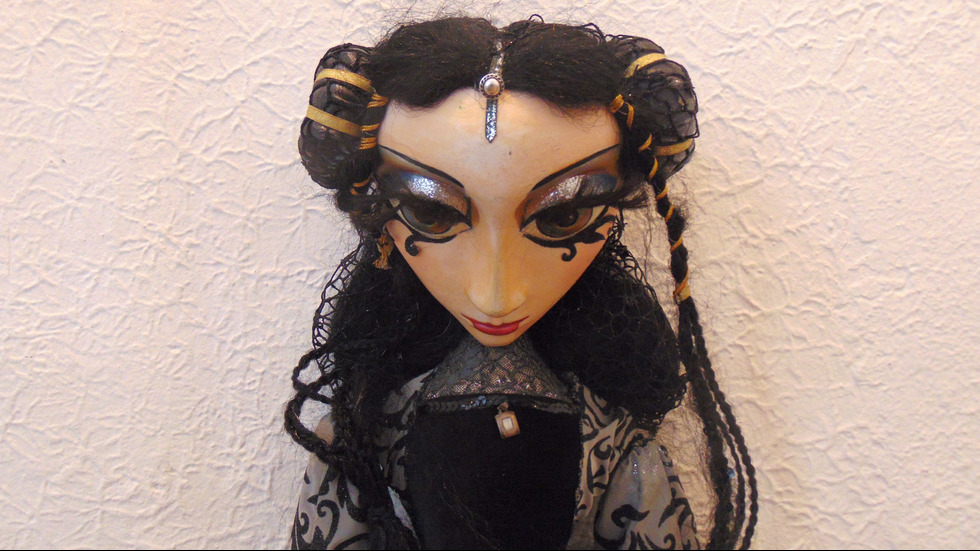 В света на куклите